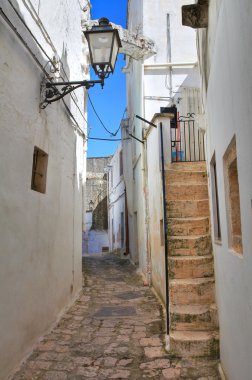 Ara sokakta. Ceglie Messapica. Puglia. İtalya.