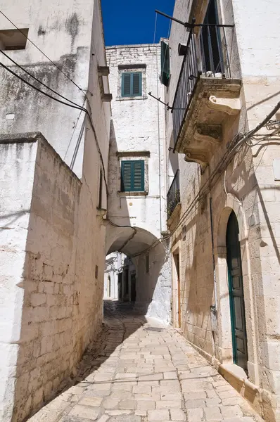 En gränd. Ceglie Messapica. Apulien. Italien. — Stockfoto