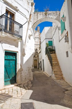 Ara sokakta. Ceglie Messapica. Puglia. İtalya.