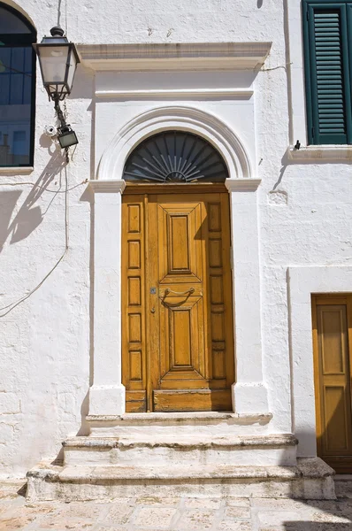 Деревянная дверь. Целье Мессапика. Апулия. Италия . — стоковое фото