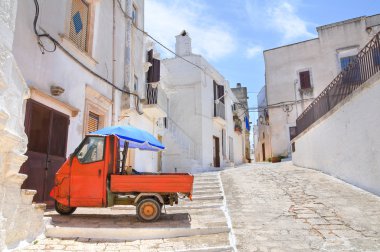 Ara sokakta. Ceglie Messapica. Puglia. İtalya.