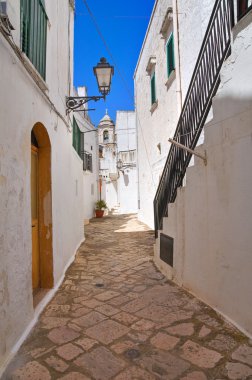 Ara sokakta. Ceglie Messapica. Puglia. İtalya.