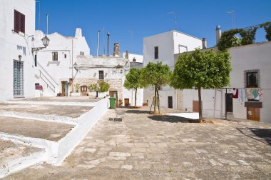 Ara sokakta. Ceglie Messapica. Puglia. İtalya.
