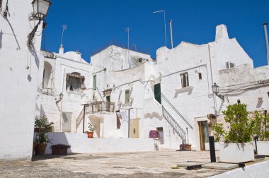Ara sokakta. Ceglie Messapica. Puglia. İtalya.