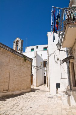 Ara sokakta. Ceglie Messapica. Puglia. İtalya.
