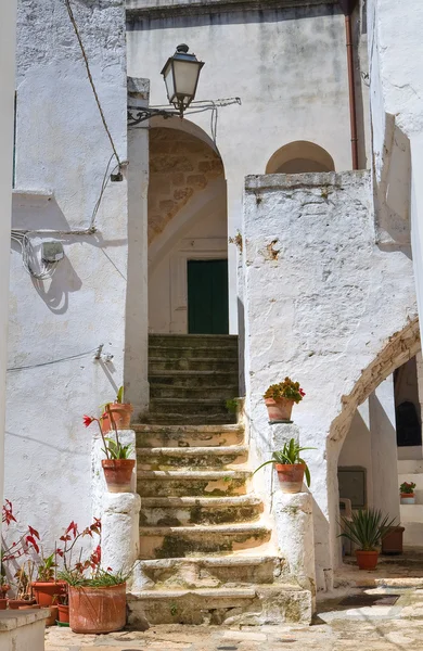 Een steegje. Een Ceglie Messapica. Een Puglia. Italië. — Stockfoto