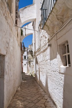 Ara sokakta. Ceglie Messapica. Puglia. İtalya.