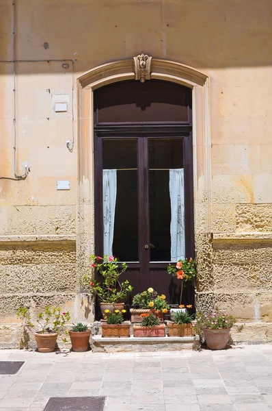 Ahşap kapı. Poggiardo. Puglia. İtalya. — Stok fotoğraf