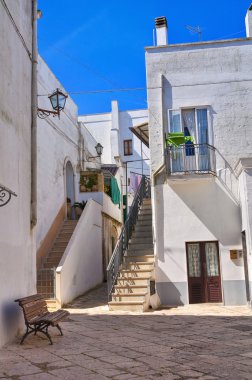 Ara sokakta. Mottola. Puglia. İtalya.