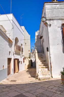 Ara sokakta. Mottola. Puglia. İtalya.