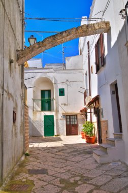 Ara sokakta. Mottola. Puglia. İtalya.