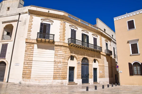 Historický palác. Brindisi. Puglia. Itálie. — Stock fotografie