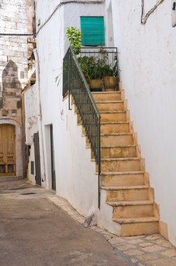 Ara sokakta. Ceglie Messapica. Puglia. İtalya.