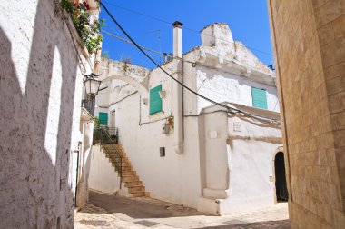 Ara sokakta. Ceglie Messapica. Puglia. İtalya.
