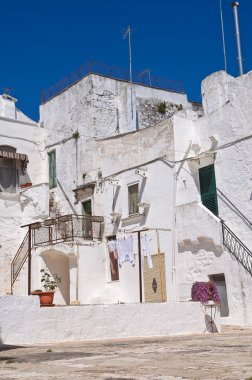 Ara sokakta. Ceglie Messapica. Puglia. İtalya.
