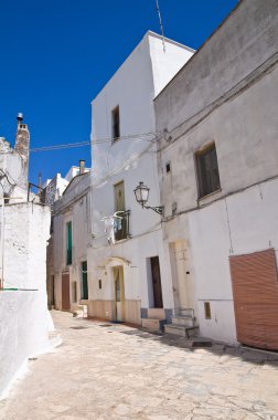 Ara sokakta. Ceglie Messapica. Puglia. İtalya.