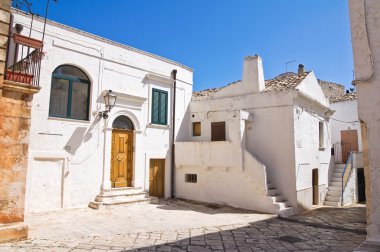 Ara sokakta. Ceglie Messapica. Puglia. İtalya.