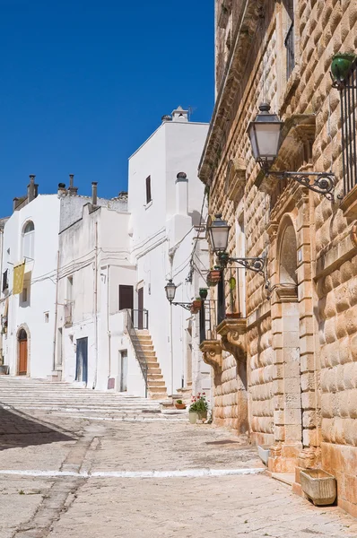 A sikátorban. Ceglie Messapica vagyok. Puglia vagyok. Olaszország. — Stock Fotó