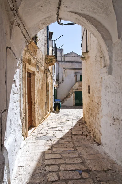 En gränd. Ceglie Messapica. Apulien. Italien. — Stockfoto