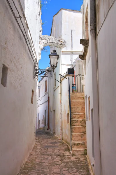 Gasse. Ceglie messapica. Apulien. Italien. — Stockfoto