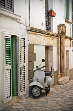 Ara sokakta. Ceglie Messapica. Puglia. İtalya.