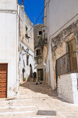 Ara sokakta. Ceglie Messapica. Puglia. İtalya.
