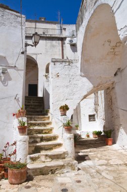Ara sokakta. Ceglie Messapica. Puglia. İtalya.