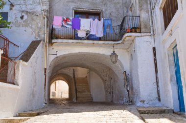 Ara sokakta. Ceglie Messapica. Puglia. İtalya.