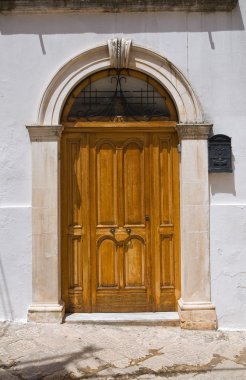 Tahta kapı. Ceglie Messapica. Puglia. İtalya.