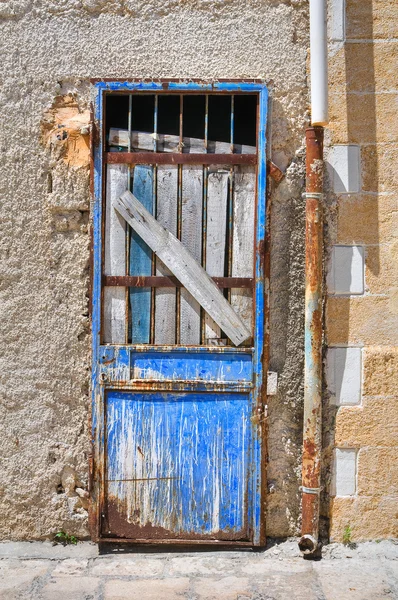 Zardzewiały drzwi. Brindisi. Puglia. Włochy. — Zdjęcie stockowe