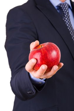 Elinde kırmızı elma tutan bir iş adamı.