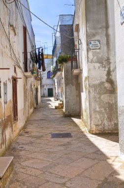 Ara sokakta. Mottola. Puglia. İtalya.