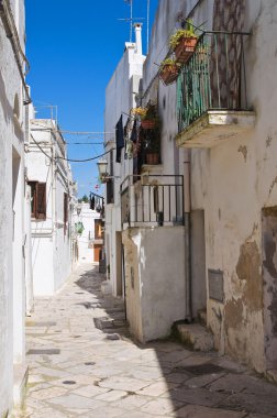 Ara sokakta. Mottola. Puglia. İtalya.