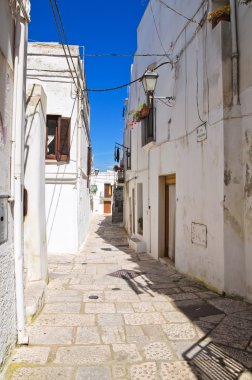 Ara sokakta. Mottola. Puglia. İtalya.