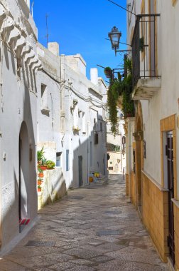 Ara sokakta. Mottola. Puglia. İtalya.