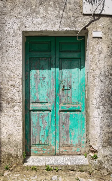 Porta de madeira. Tursi. Basilicata. Itália . — Fotografia de Stock