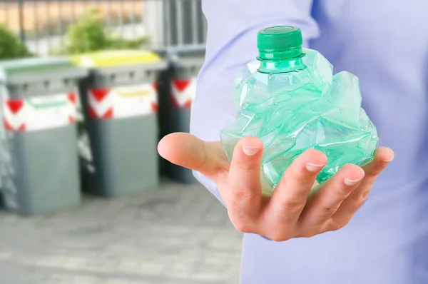 Homme d'affaires tenant une bouteille écrasée . — Photo