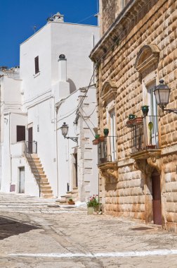 Ara sokakta. Ceglie Messapica. Puglia. İtalya.