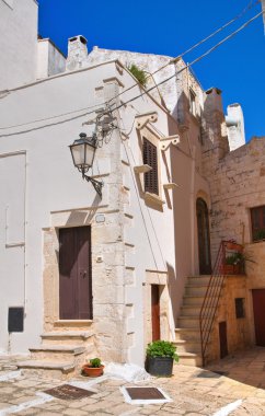 Ara sokakta. Ceglie Messapica. Puglia. İtalya.