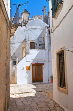 Ara sokakta. Ceglie Messapica. Puglia. İtalya.