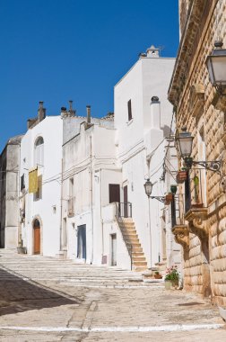Ara sokakta. Ceglie Messapica. Puglia. İtalya.