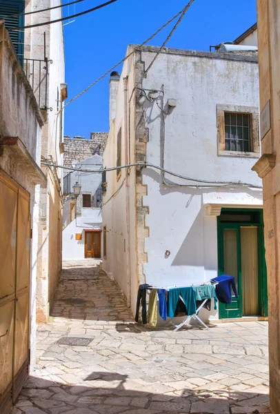 En gränd. Ceglie Messapica. Apulien. Italien. — Stockfoto