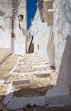 Ara sokakta. Ceglie Messapica. Puglia. İtalya.