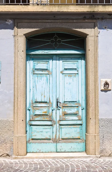 Drzwi drewniane. Roseto valfortore. Puglia. Włochy. — Zdjęcie stockowe