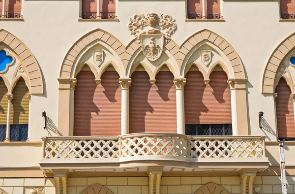 マンフレディの宮殿。チェリニョーラ。プーリア州。イタリア. — ストック写真
