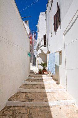 Ara sokakta. Ceglie Messapica. Puglia. İtalya.