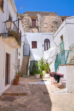 Ara sokakta. Ceglie Messapica. Puglia. İtalya.