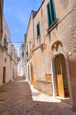 Ara sokakta. Ceglie Messapica. Puglia. İtalya.
