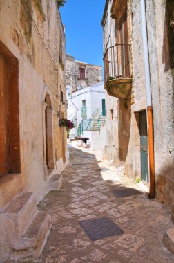 Ara sokakta. Ceglie Messapica. Puglia. İtalya.