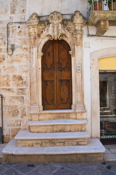 Ahşap kapı. Putignano. Puglia. İtalya. — Stok fotoğraf